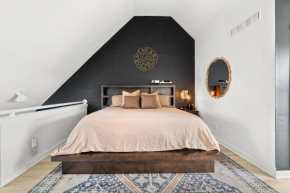 The Lux House on Greenville Avenue with King Bed